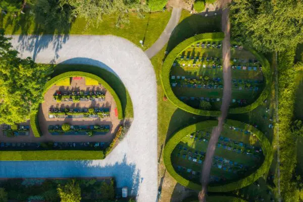 Luchtfoto van de gedenktuin bij Crematorium Kranenburg met gebogen wandelpaden en groene perken.
