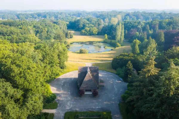 Luchtfoto van Crematorium Kranenburg met het omliggende landschap en waterpartijen.