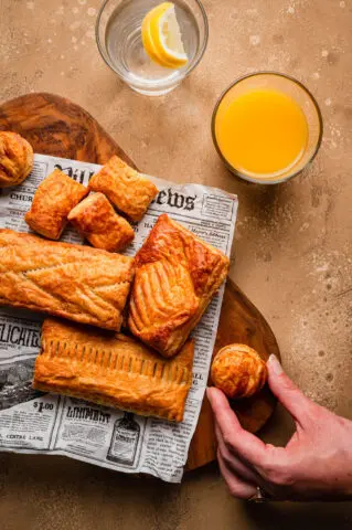 Zoete en hartige bladerdeeghapjes met koffie en sinaasappelsap.