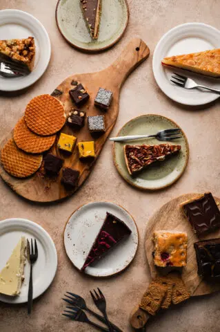 Tafel met verschillende gebakjes, koekjes en kleine zoetigheden.